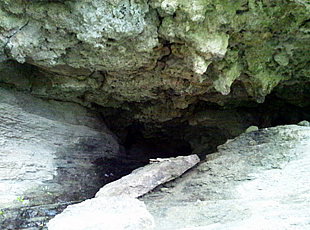 イヌガンの洞窟